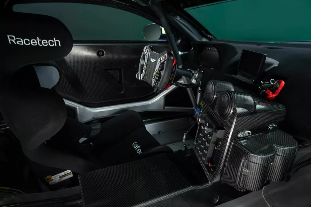 Aston Martin Vantage GT4: Con un 80% de calle en su ADN 3 Motor16 2024 Aston Martin Vantage GT4. Imagen interior.
