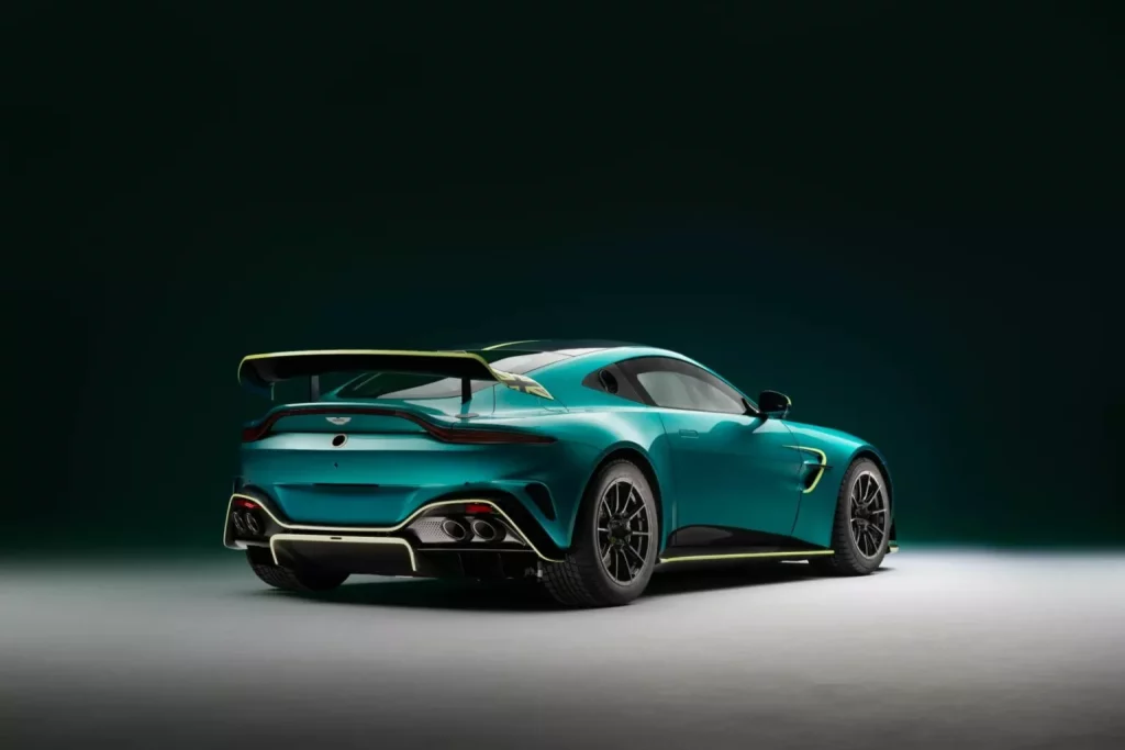 Aston Martin Vantage GT4: Con un 80% de calle en su ADN 1 Motor16 2024 Aston Martin Vantage GT4. Imagen trasera.