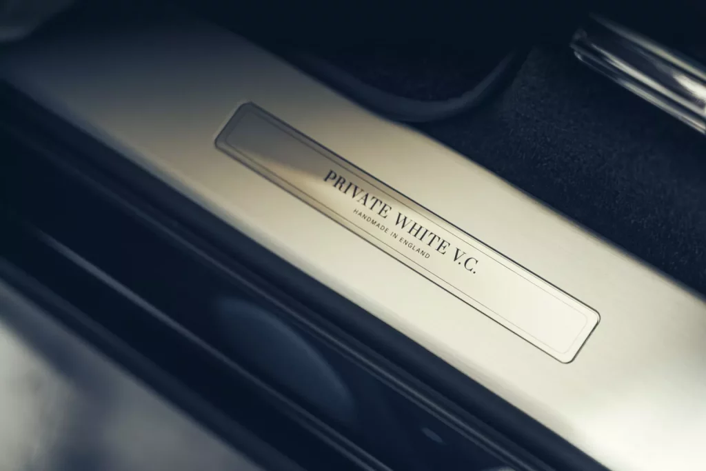 2024 Bentley Bentayga Private White V.C. Imagen detalle puertas.