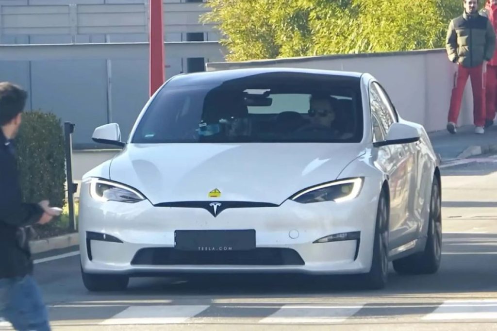 El primer Ferrari eléctrico de la historia se deja ver con un disfraz yankee 1 Motor16 2024 Ferrari Tesla Model S Plaid. Imagen.