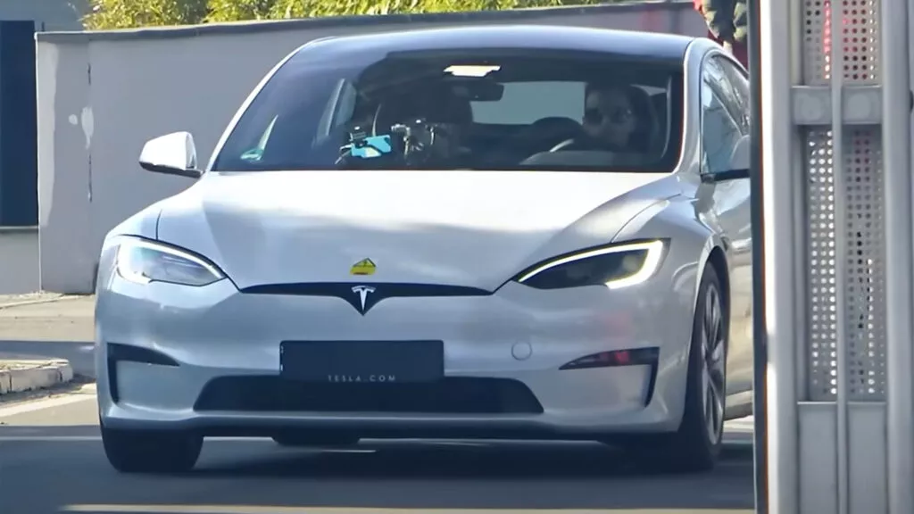 El primer Ferrari eléctrico de la historia se deja ver con un disfraz yankee 5 Motor16 2024 Ferrari Tesla model S Plaid 1 Motor16