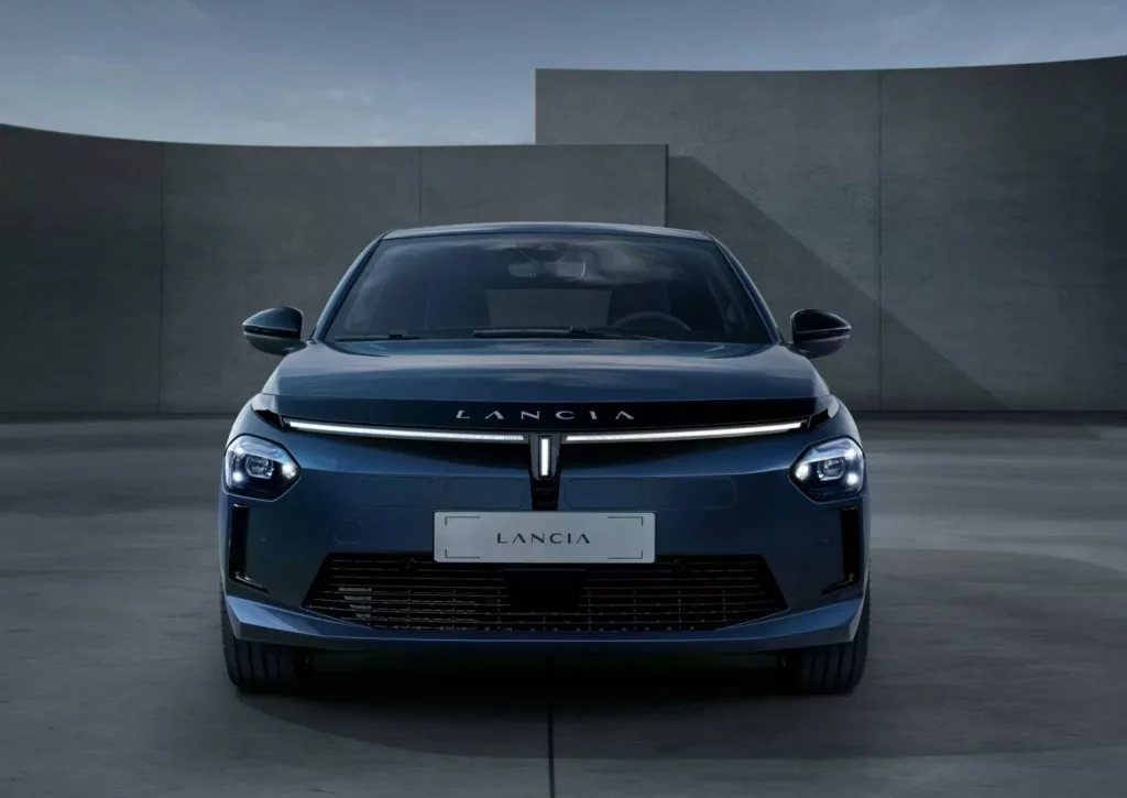Lancia Ypsilon: Un utilitario que reemplaza a una leyenda con 14 años de historia 15 Motor16 2024 Lancia Ypsilon Cassina 10 Motor16