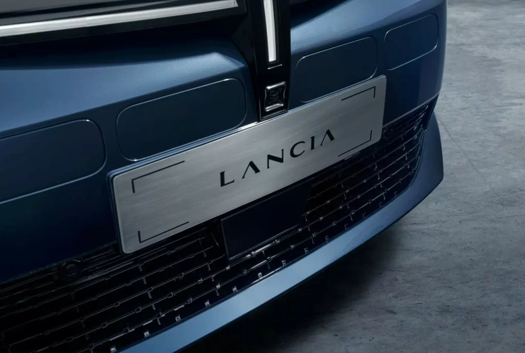 Lancia Ypsilon: Un utilitario que reemplaza a una leyenda con 14 años de historia 18 Motor16 2024 Lancia Ypsilon Cassina 13 Motor16