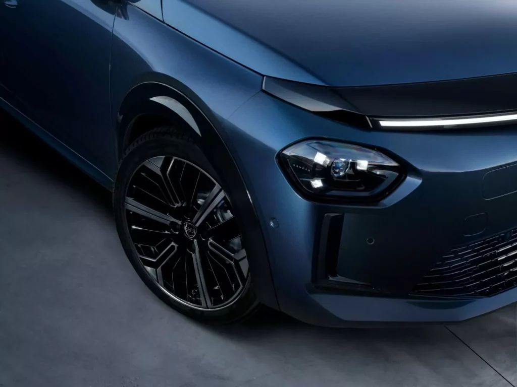 Lancia Ypsilon: Un utilitario que reemplaza a una leyenda con 14 años de historia 19 Motor16 2024 Lancia Ypsilon Cassina 14 Motor16