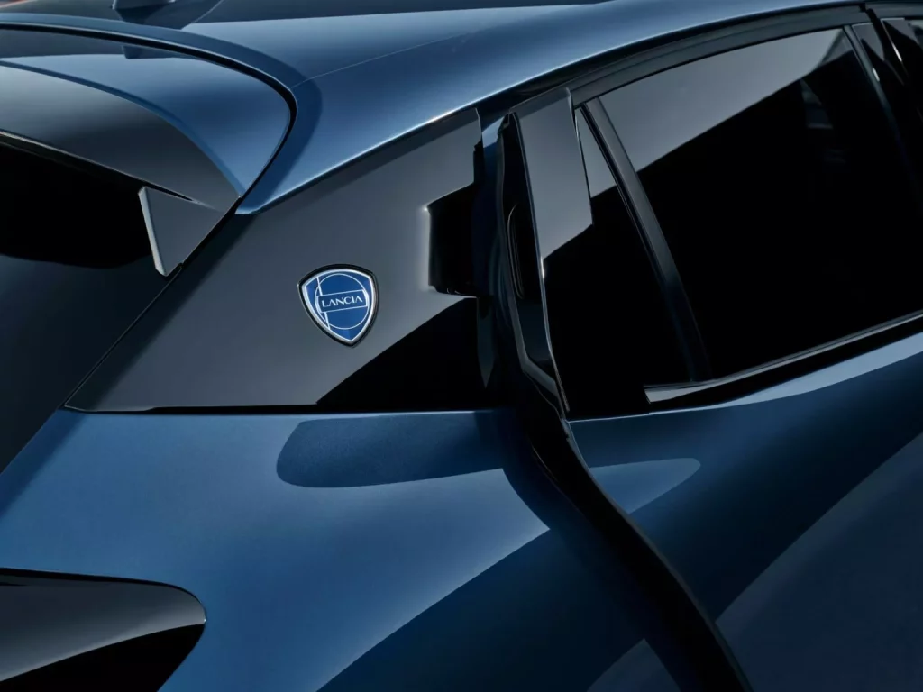 Lancia Ypsilon: Un utilitario que reemplaza a una leyenda con 14 años de historia 23 Motor16 2024 Lancia Ypsilon Cassina 18 Motor16