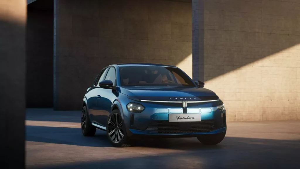 Lancia Ypsilon: Un utilitario que reemplaza a una leyenda con 14 años de historia 7 Motor16 2024 Lancia Ypsilon Cassina 2 Motor16