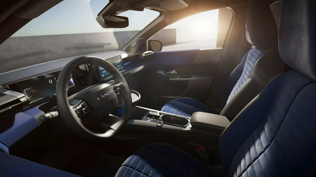 Lancia Ypsilon: Un utilitario que reemplaza a una leyenda con 14 años de historia 33 Motor16 2024 Lancia Ypsilon Cassina 29 Motor16