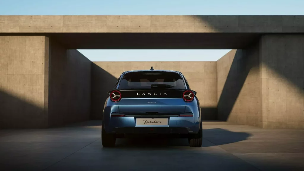 Lancia Ypsilon: Un utilitario que reemplaza a una leyenda con 14 años de historia 8 Motor16 2024 Lancia Ypsilon Cassina 3 Motor16