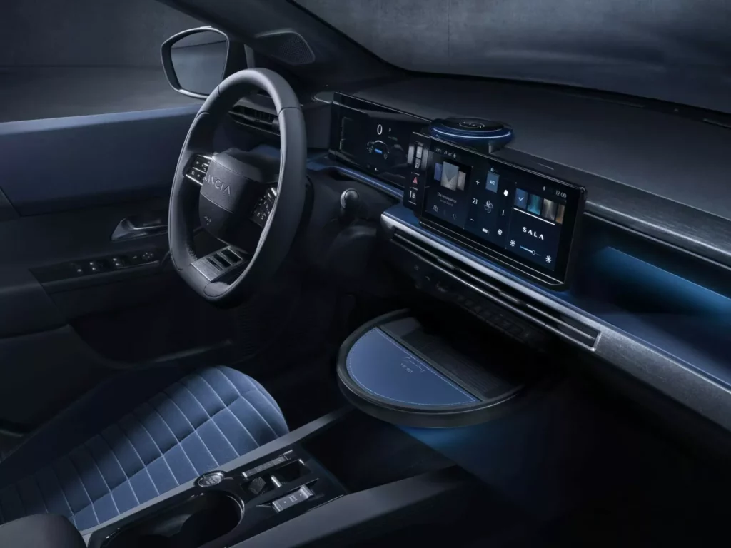Lancia Ypsilon: Un utilitario que reemplaza a una leyenda con 14 años de historia 2 Motor16 2024 Lancia Ypsilon Cassina. Imagen salpicadero.