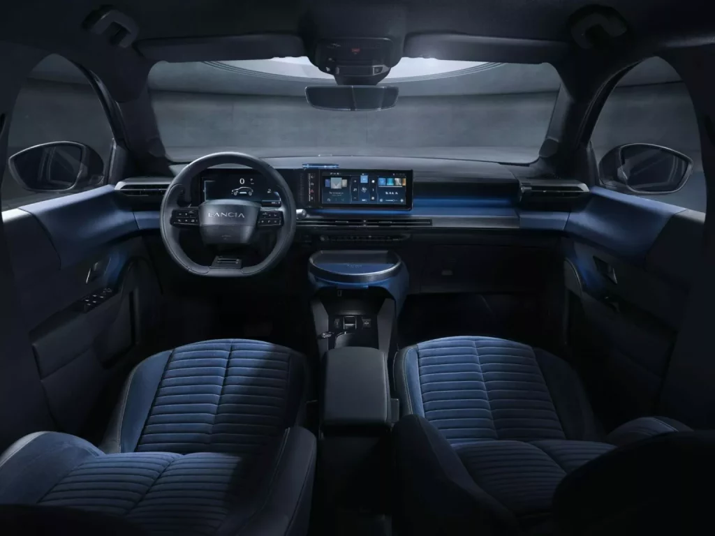 Lancia Ypsilon: Un utilitario que reemplaza a una leyenda con 14 años de historia 37 Motor16 2024 Lancia Ypsilon Cassina 33 Motor16