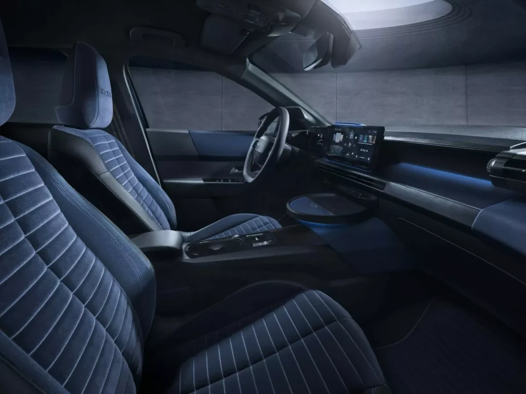 Lancia Ypsilon: Un utilitario que reemplaza a una leyenda con 14 años de historia 38 Motor16 2024 Lancia Ypsilon Cassina 34 Motor16