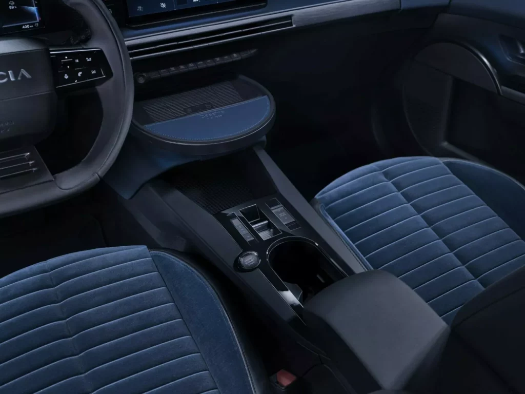 Lancia Ypsilon: Un utilitario que reemplaza a una leyenda con 14 años de historia 41 Motor16 2024 Lancia Ypsilon Cassina 37 Motor16