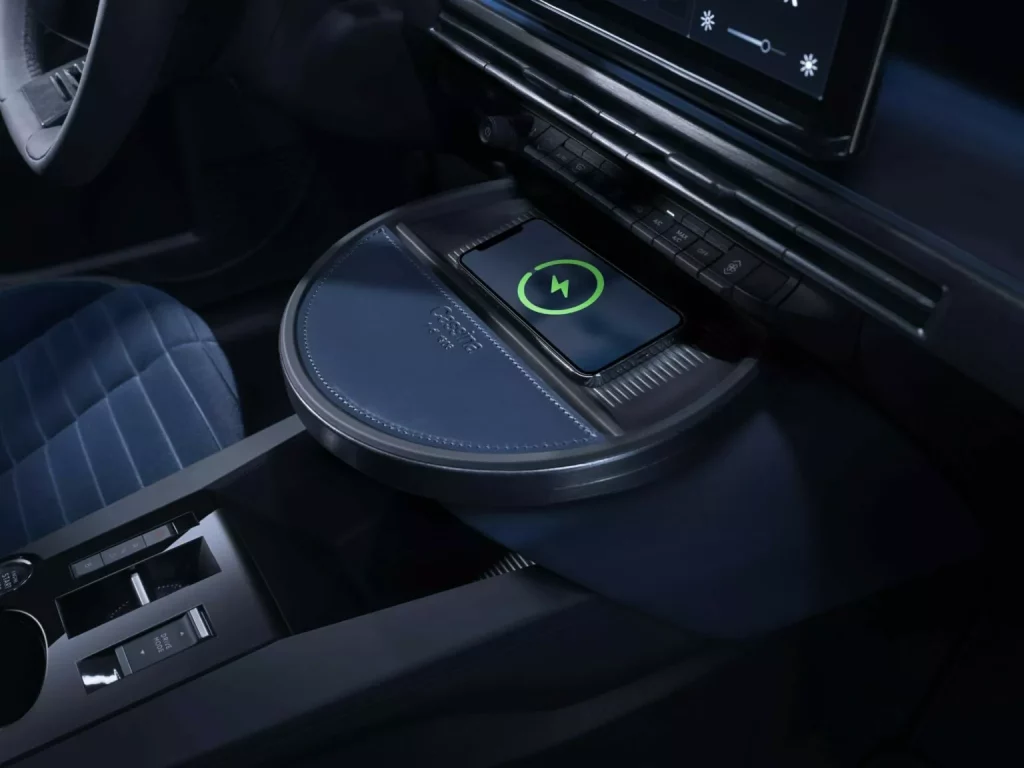 Lancia Ypsilon: Un utilitario que reemplaza a una leyenda con 14 años de historia 43 Motor16 2024 Lancia Ypsilon Cassina 39 Motor16