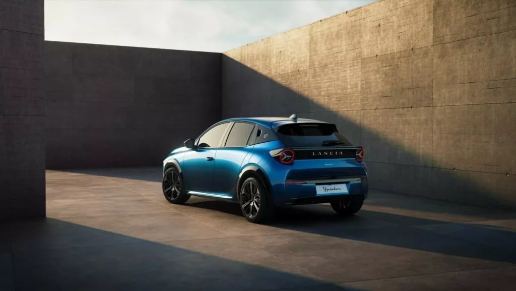 Lancia Ypsilon: Un utilitario que reemplaza a una leyenda con 14 años de historia 1 Motor16 2024 Lancia Ypsilon Cassina. Imagen trasera.