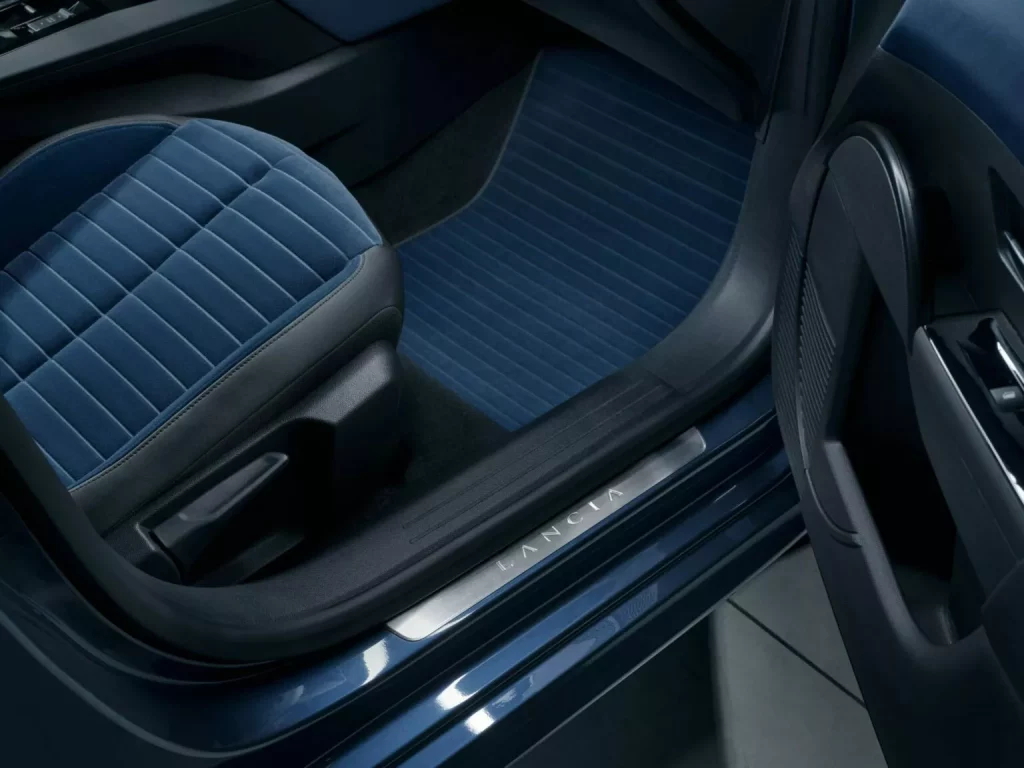 Lancia Ypsilon: Un utilitario que reemplaza a una leyenda con 14 años de historia 44 Motor16 2024 Lancia Ypsilon Cassina 40 Motor16