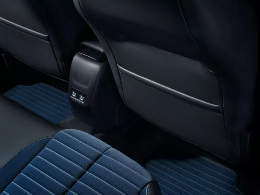 Lancia Ypsilon: Un utilitario que reemplaza a una leyenda con 14 años de historia 45 Motor16 2024 Lancia Ypsilon Cassina 41 Motor16