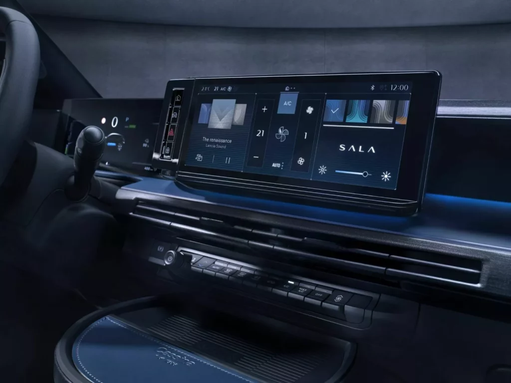 Lancia Ypsilon: Un utilitario que reemplaza a una leyenda con 14 años de historia 3 Motor16 2024 Lancia Ypsilon Cassina. Imagen pantalla.