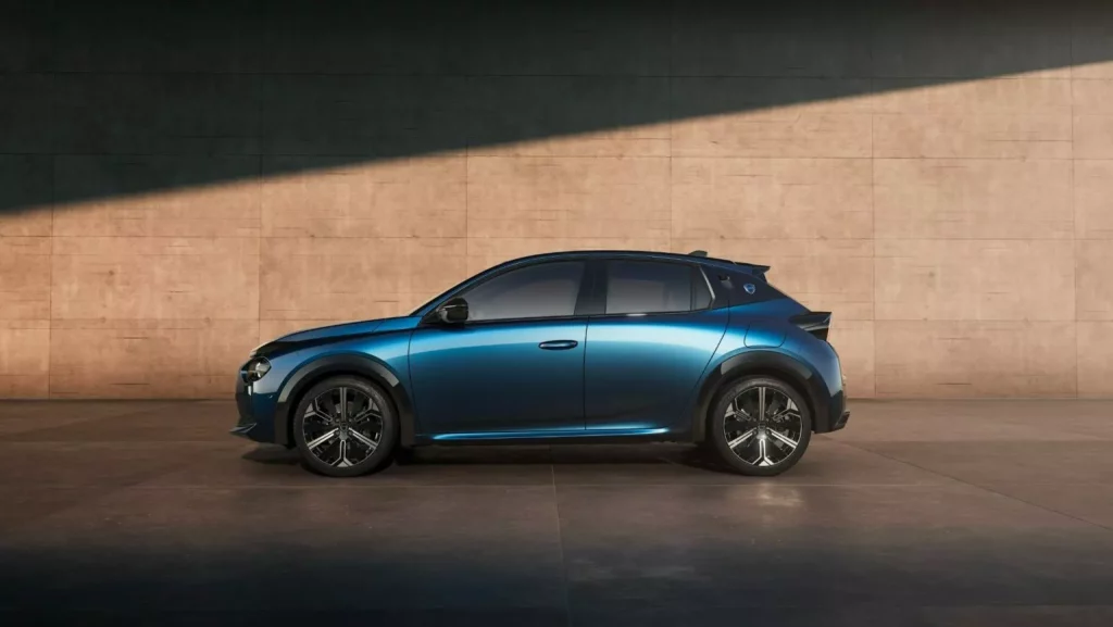 Lancia Ypsilon: Un utilitario que reemplaza a una leyenda con 14 años de historia 11 Motor16 2024 Lancia Ypsilon Cassina 6 Motor16
