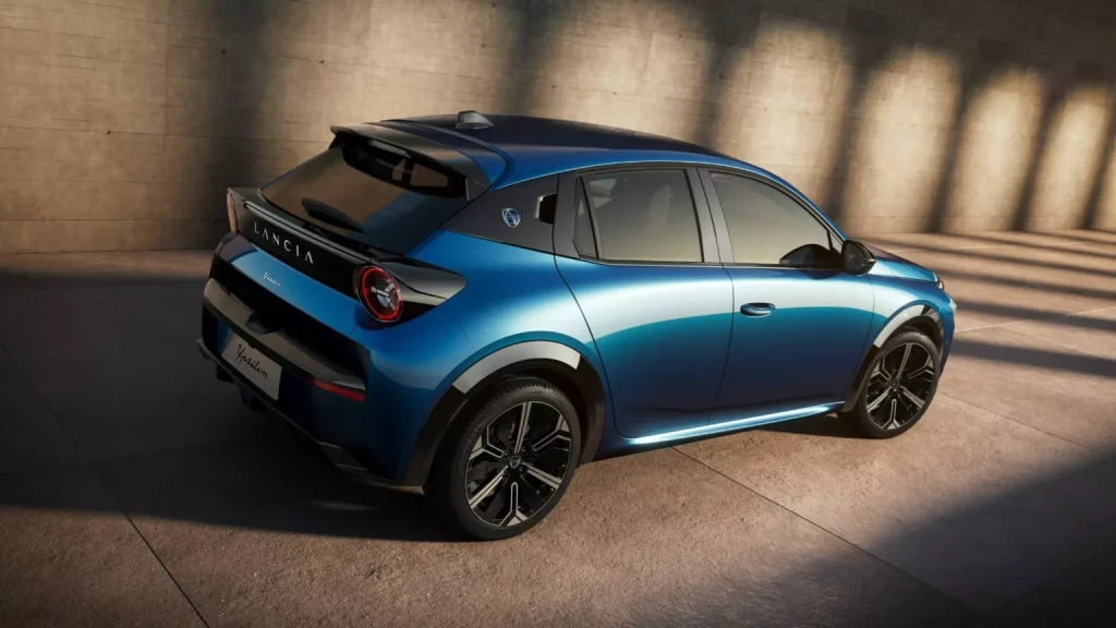 Lancia Ypsilon: Un utilitario que reemplaza a una leyenda con 14 años de historia 14 Motor16 2024 Lancia Ypsilon Cassina 9 Motor16