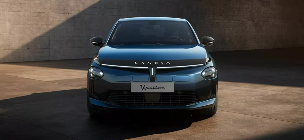 2024 Lancia Ypsilon Cassina. Imagen delantera.