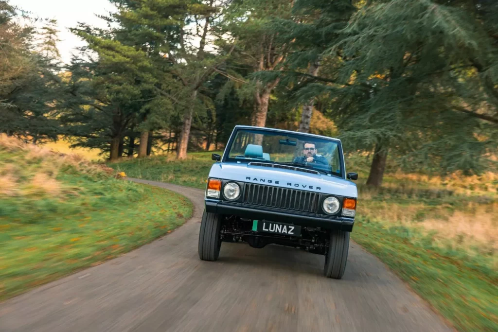 El único Range Rover Classic eléctrico y descapotable lo firma Lunaz 3 Motor16 2024 Lunaz Range Rover Safari. Imagen movimiento.