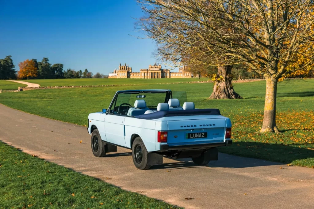 El único Range Rover Classic eléctrico y descapotable lo firma Lunaz 2 Motor16 2024 Lunaz Range Rover Safari. Imagen trasera.