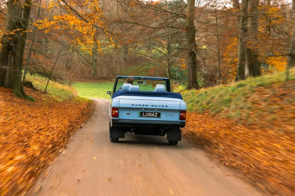 El único Range Rover Classic eléctrico y descapotable lo firma Lunaz 1 Motor16 2024 Lunaz Range Rover Safari. Imagen trasera.
