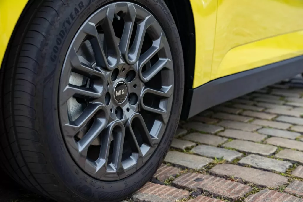 2024 Mini Cooper E Classic 28 Motor16