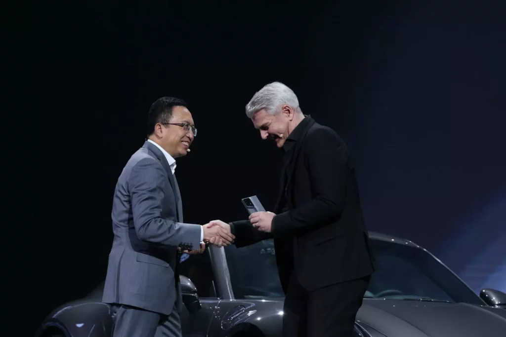 Porsche y HONOR crean el 911 GT3 RS de los smartphone 13 Motor16 2024 Porsche Honor Magic V2 RSR 11 Motor16