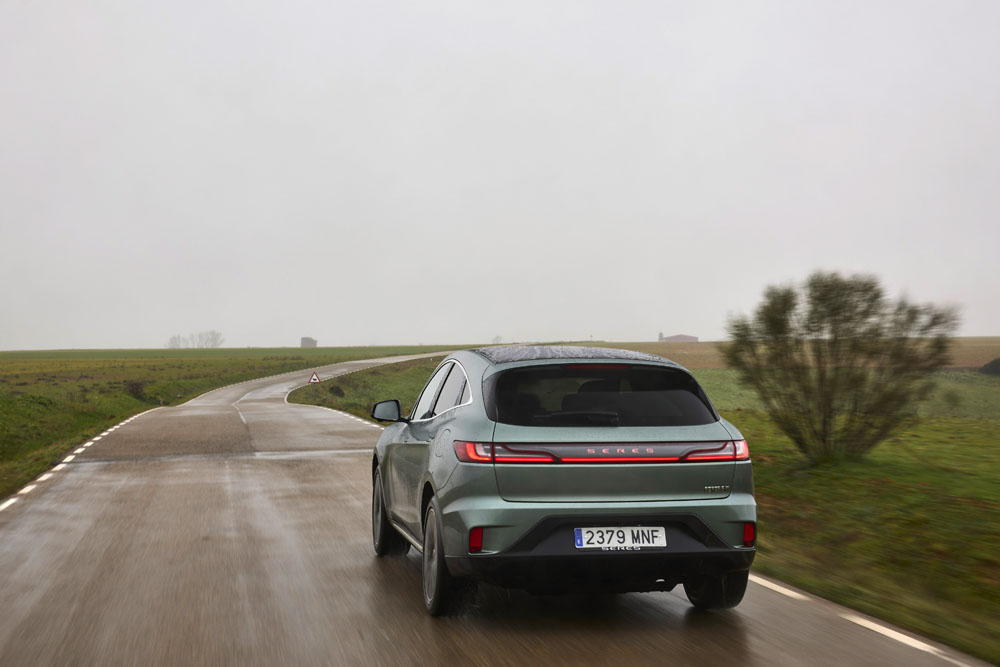 Seres 5: Probamos un SUV eléctrico que rompe moldes desde China 3 Motor16 2024 Seres 5. Prueba. Imagen movimiento trasero.