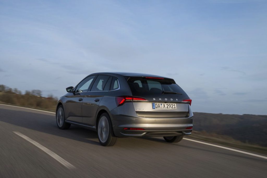 2024 Skoda Scala. Prueba. Imagen movimiento trasero.