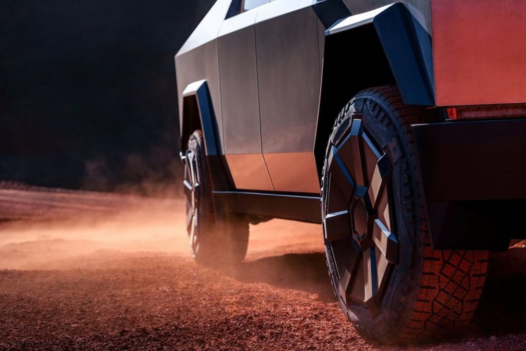 2024 Tesla Cybertruck. Tapacubos. Imagen portada.