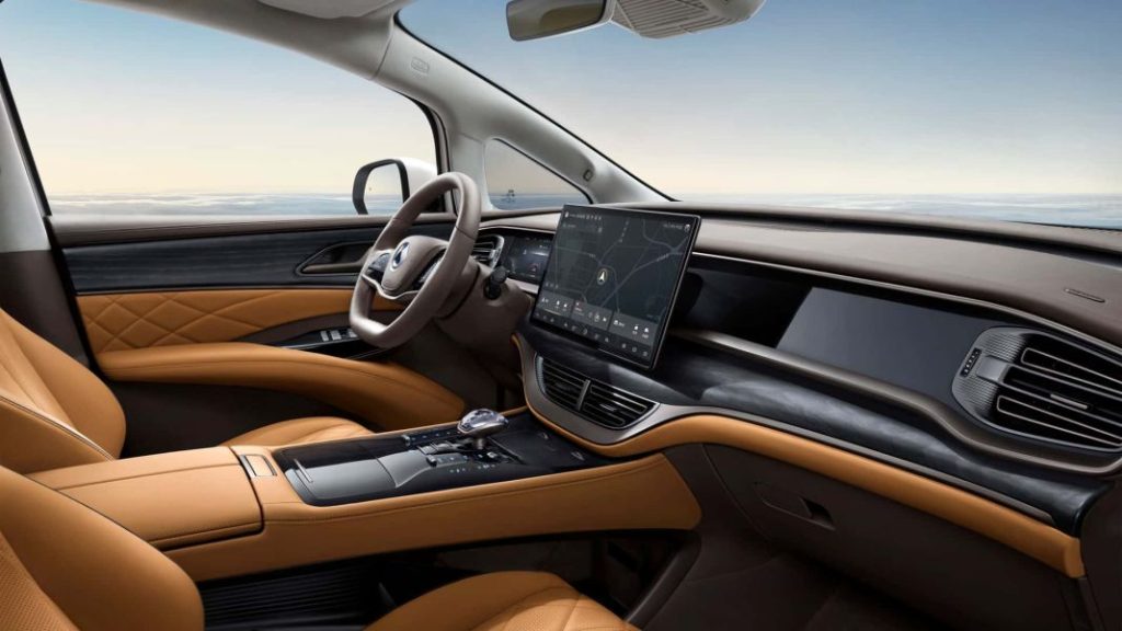 Denza: La marca de BYD y Mercedes aterriza en Europa con este D9 4 Motor16 2024 Denza D9 Europa. Imagen salpicadero.