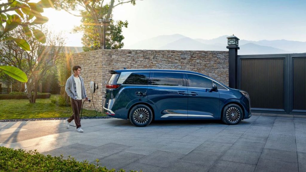 Denza: La marca de BYD y Mercedes aterriza en Europa con este D9 9 Motor16 2024 denza d9 7 Motor16