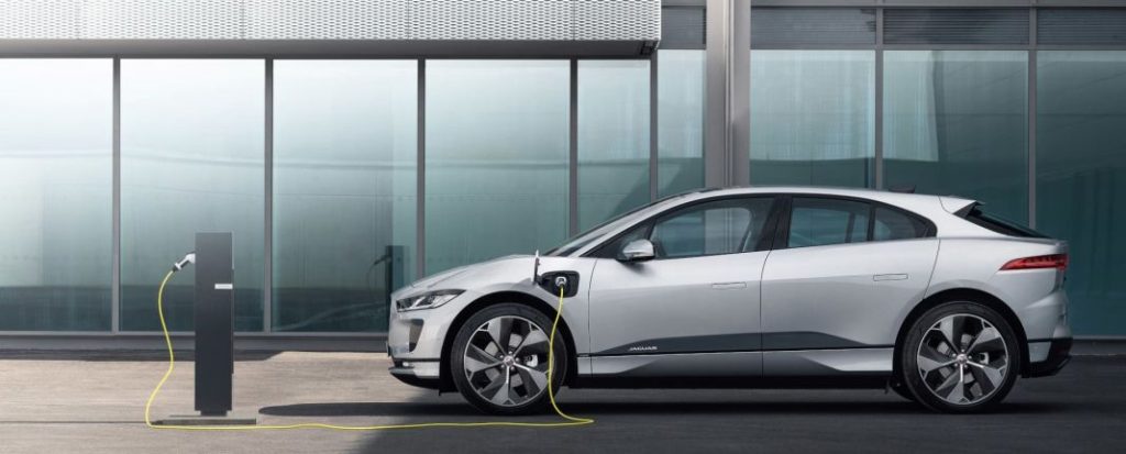 Dos carísimos SUV eléctricos que cuatro años más tarde compras a precio de saldo 3 Motor16 2024 Jaguar I-Pace. SUV eléctrico. Carga. Imagen.