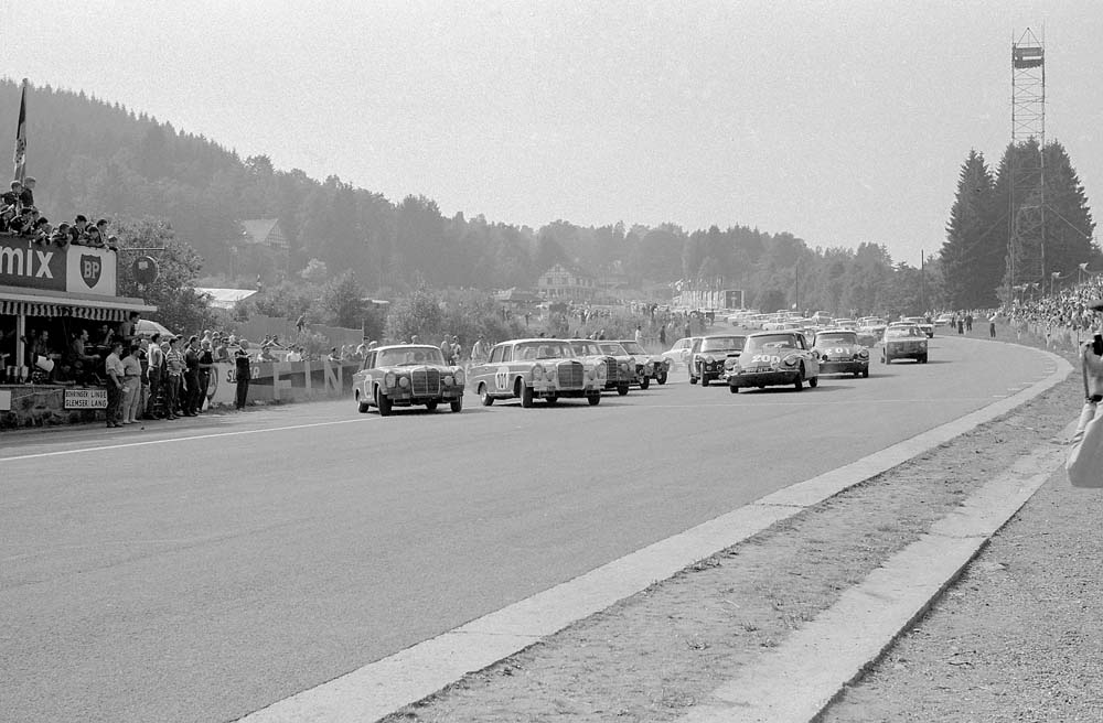 Pasarela de Mercedes Clásicos en el lago helado de St. Moritz 16 Motor16 24c0040 013 Motor16