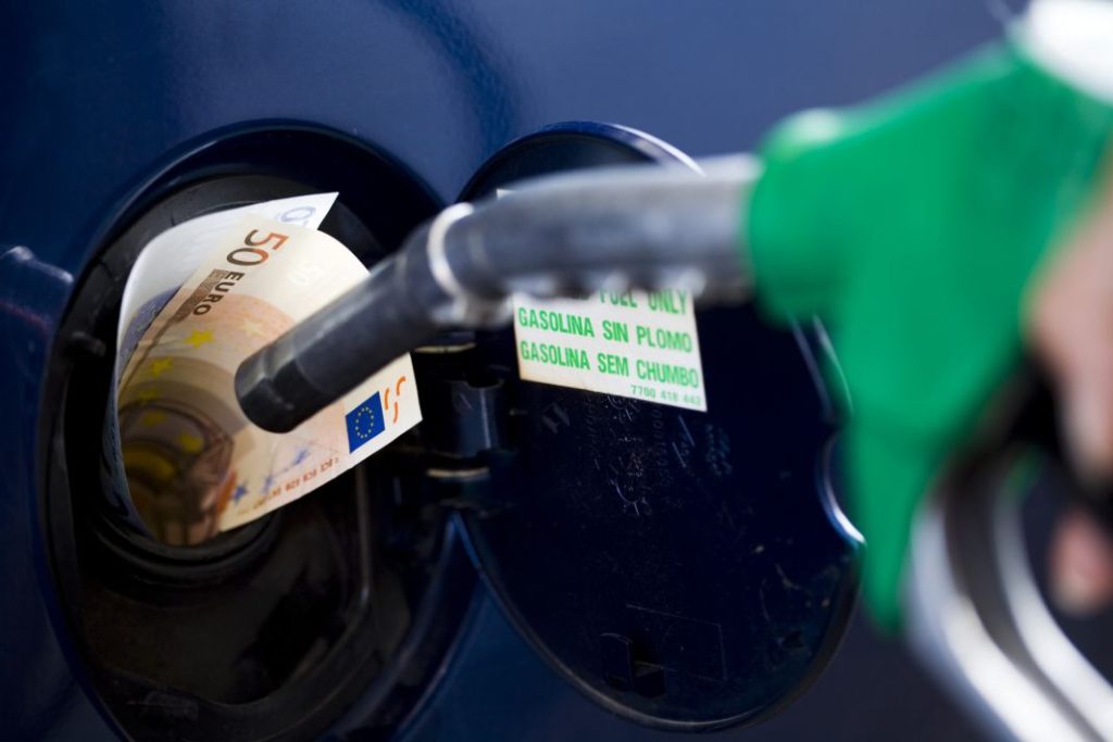 Cuando tocar la manguera en una gasolinera te puede costar 100 euros de multa 46 Motor16 3 inventos chinos que prometen ahorrar gasolina en tu coche