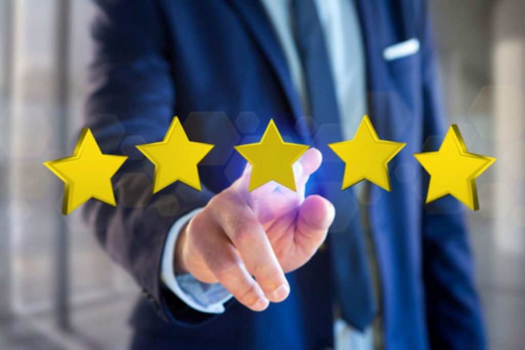 89268127 vista de cinco estrellas amarillas en una interfaz futurista representacion 3d Motor16