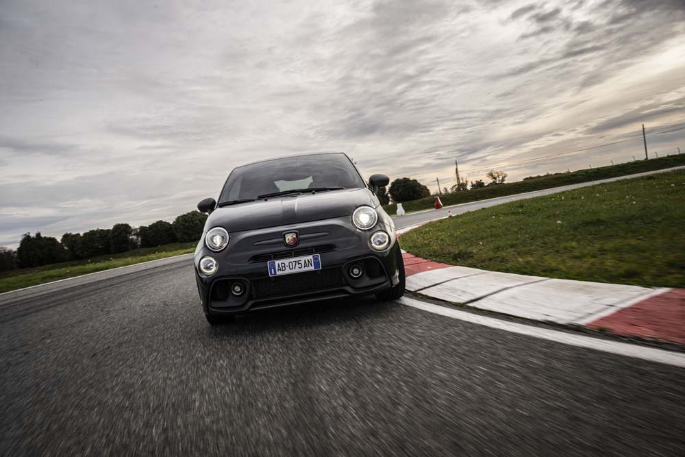Abarth celebra su 75 aniversario con esta genuina serie limitada 11 Motor16 Abarth 695 75 Aniversario 8 Motor16