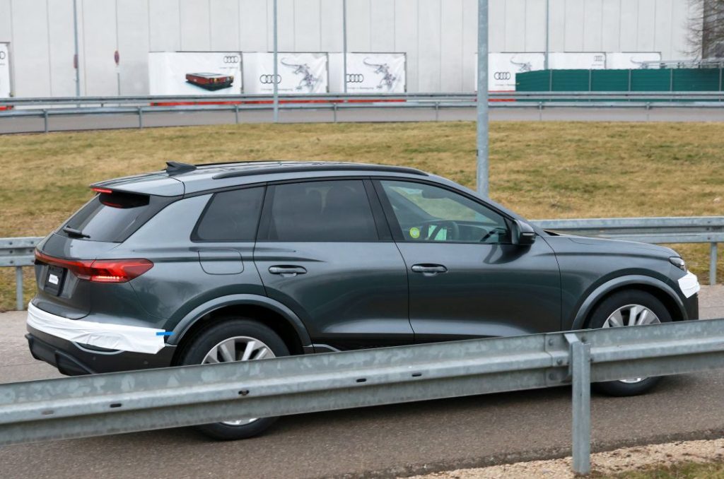 Fotos espía del Audi Q6 e-tron 2024 prácticamente al desnudo 15 Motor16 Audi Q6 e tron 12 Motor16