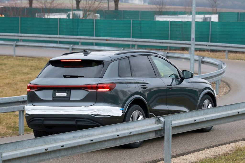 Fotos espía del Audi Q6 e-tron 2024 prácticamente al desnudo 18 Motor16 Audi Q6 e tron 15 Motor16