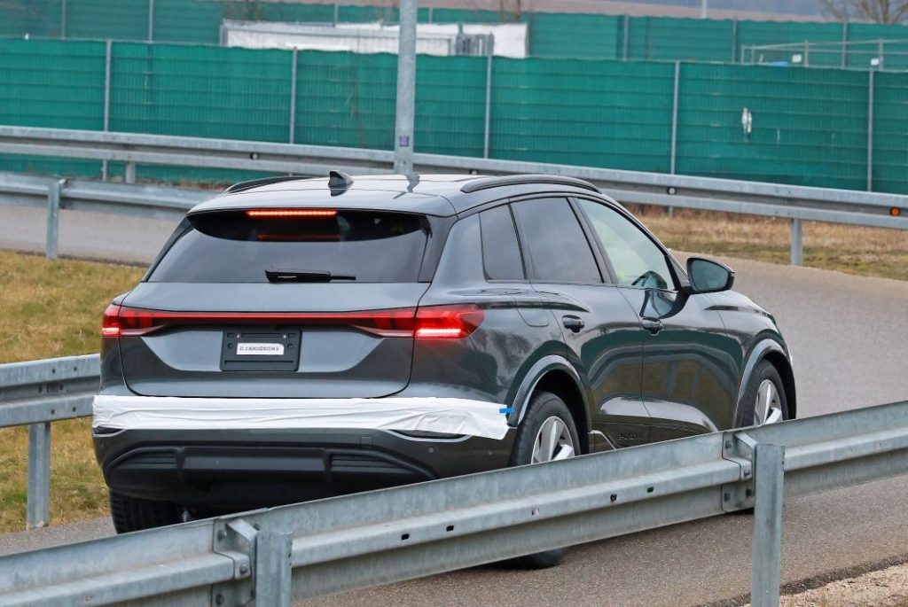 Fotos espía del Audi Q6 e-tron 2024 prácticamente al desnudo 19 Motor16 Audi Q6 e tron 16 Motor16