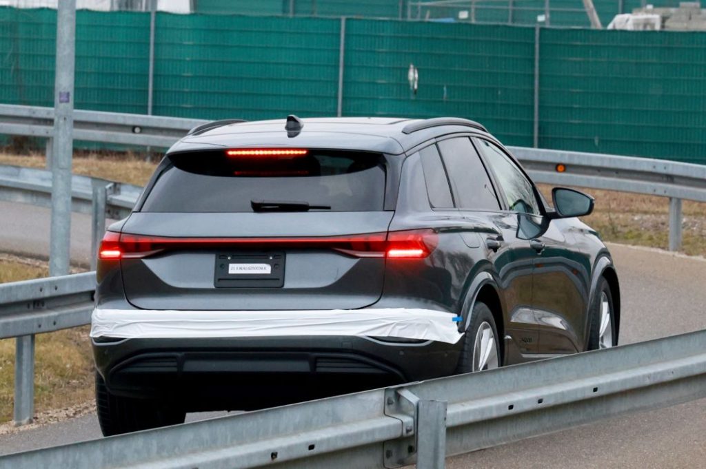 Fotos espía del Audi Q6 e-tron 2024 prácticamente al desnudo 20 Motor16 Audi Q6 e tron 17 Motor16