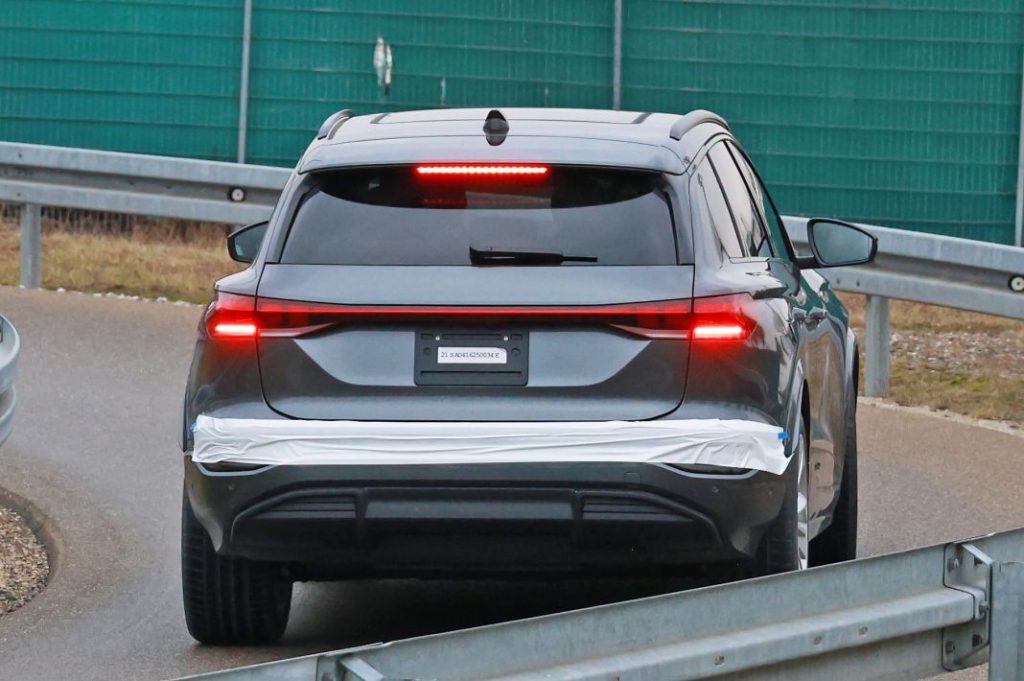 Fotos espía del Audi Q6 e-tron 2024 prácticamente al desnudo 2 Motor16 Audi Q6 e tron 18 Motor16