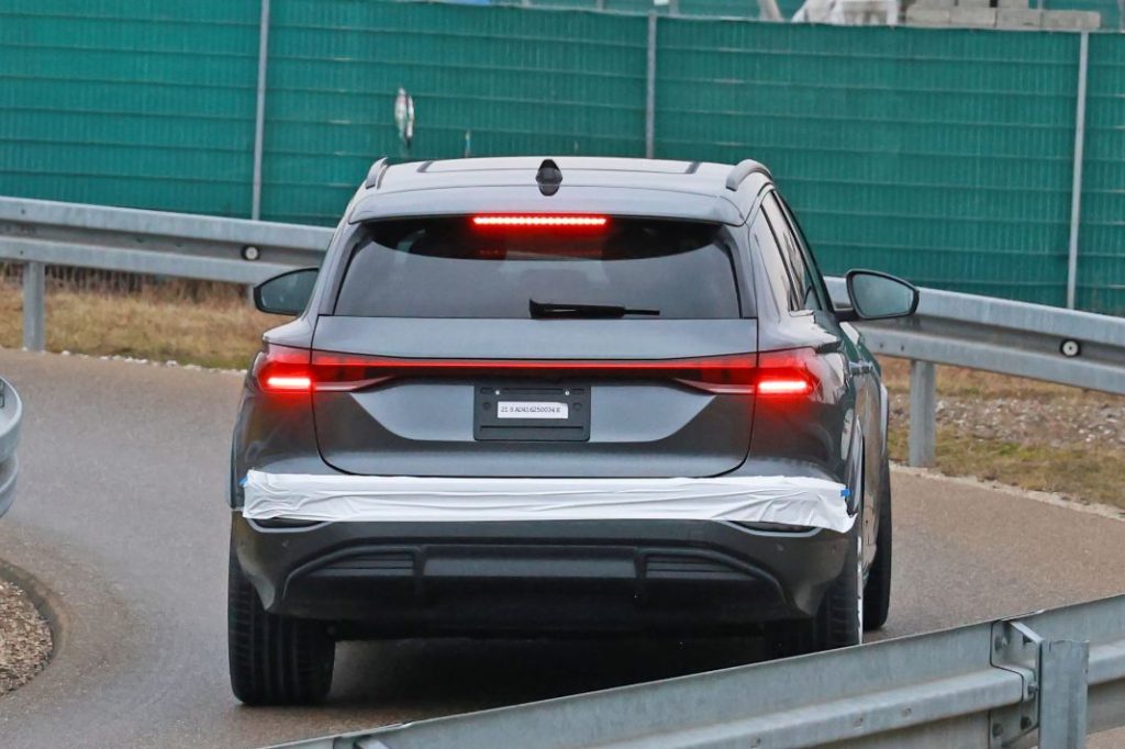 Fotos espía del Audi Q6 e-tron 2024 prácticamente al desnudo 22 Motor16 Audi Q6 e tron 19 Motor16