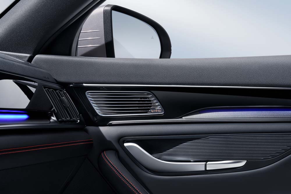 Aterriza en Europa el BYD Seal U DM-i, su primer modelo híbrido enchufable 16 Motor16 BYD Seal U PHEV 12 Motor16