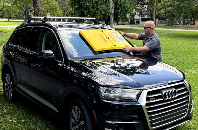 ¿Qué es y para qué sirve la caja de plástico amarillo que tienen algunos coches en el parabrisas? 1 Motor16 Barnacle1 Motor16