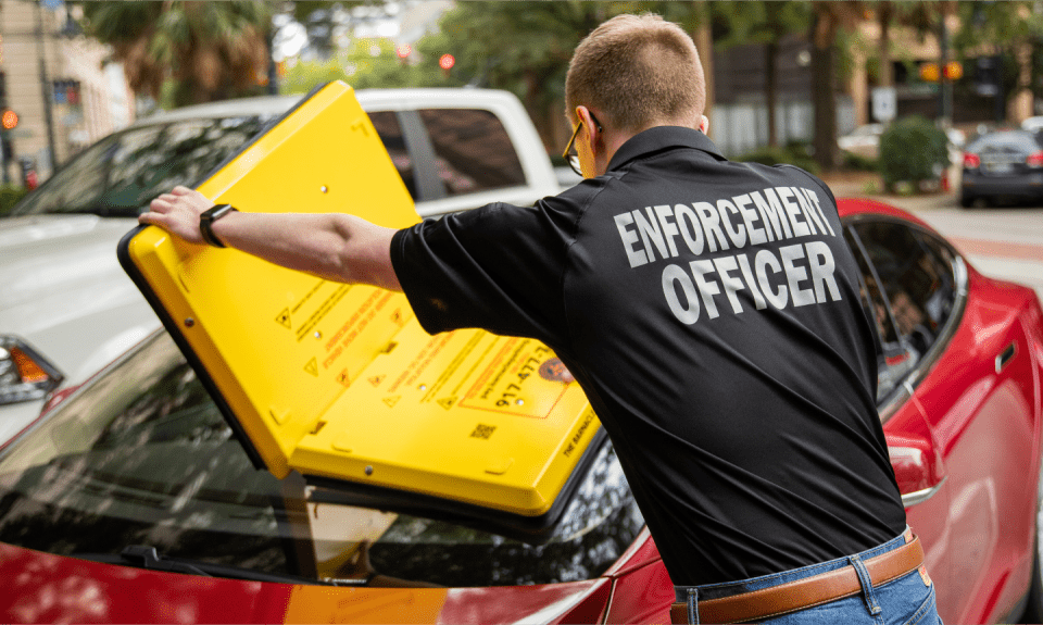 ¿Qué es y para qué sirve la caja de plástico amarillo que tienen algunos coches en el parabrisas? 2 Motor16 Barnacle se coloca en el parabrisas del coche