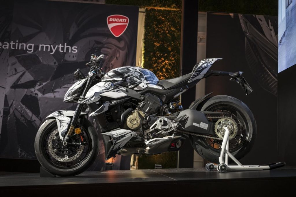 Los modelos más exclusivos de Lamborghini y Ducati se han pintado con los dedos 10 Motor16 Ducati Streetfighter V4 paolo troilo centauro Motor16