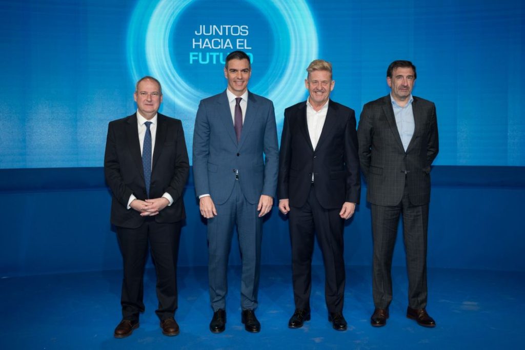 FORO ANFAC 2024 Ministro Hereu Presidente Sanchez Wayne Griffiths y Jose Lopez Tafall Motor16
